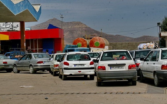 دولت  ایران شامگاه پنجشنبه به طور ناگهانی قیمت هر لیتر بنزین را افزایش داد