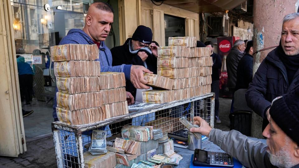 کاهش ارزش پول و گرانی در عراق اولین قربانی دانه‌درشت خود را گرفت؛ عزل رئیس کل بانک مرکزی!