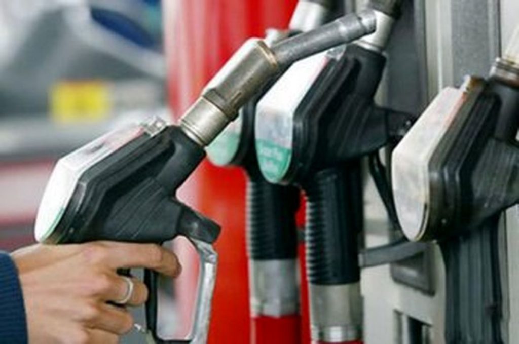سهمیه بنزین ۳۰۰۰تومانی در کارت‌های سوخت شخصی از ۱۵۰ لیتر به ۱۰۰ لیتر کاهش یافت.